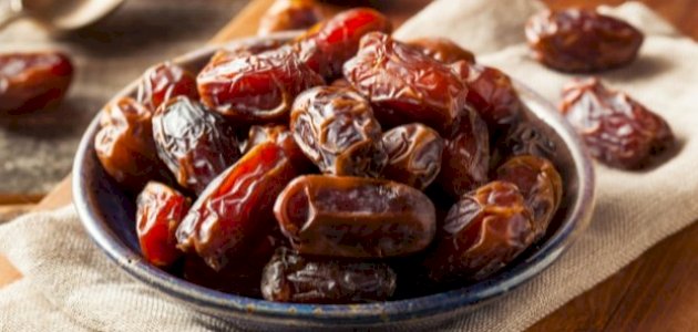 ما الحكمة من أكل التمر بعدد فردي