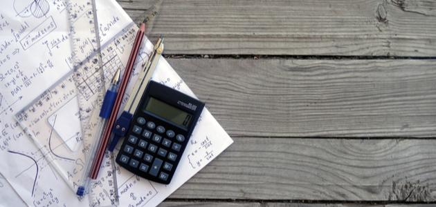 ما الفرق بين المسلمات والبديهيات؟ ما الفرق بين المسلمات والبديهيات؟