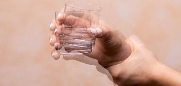 ما هو سبب رجفة اليدين ما هو سبب رجفة اليدين