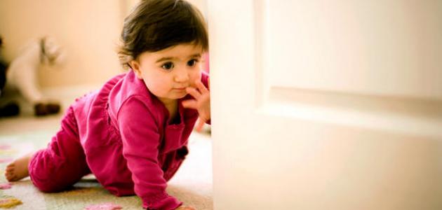 متى يبدأ الطفل بالحبو متى يبدأ الطفل بالحبو