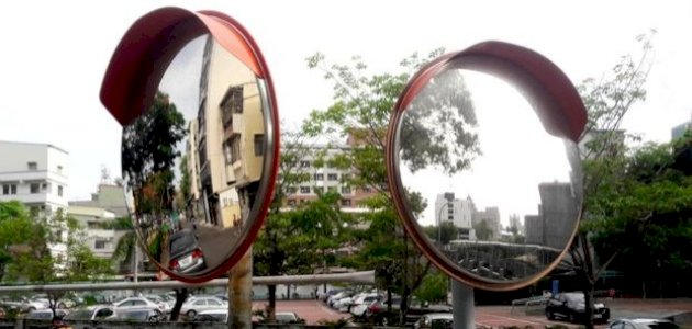 مقارنة بين المرايا المحدبة والمقعرة