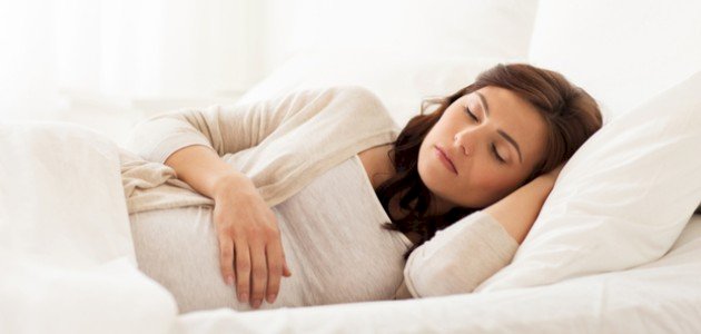 هل يضر النوم على البطن الحامل