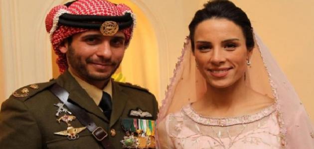 صورة جديد الأمير حمزة وزوجته