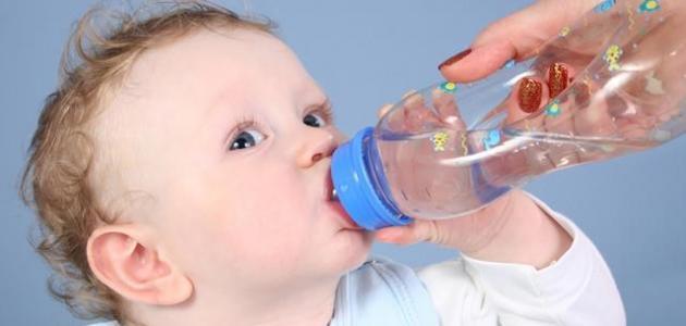 صورة متى يشرب الطفل الرضيع الماء