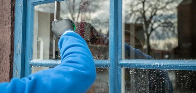 صورة طريقة تنظيف زجاج النوافذ