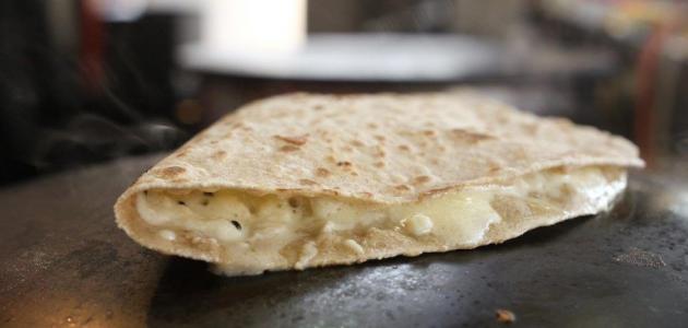 صورة طريقة عمل خبز بالجبن على الصاج