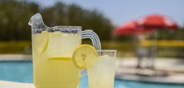 صورة طريقة عمل عصير الليمون بدون خلاط