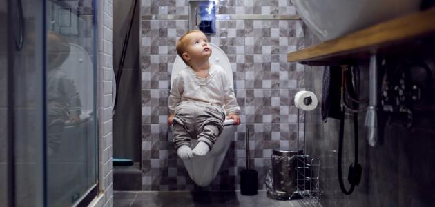 صورة كيفية تعويد الطفل على الحمام ليلاً