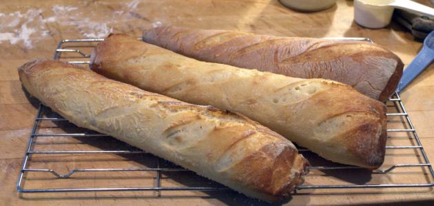 صورة عمل الخبز الفرنسي