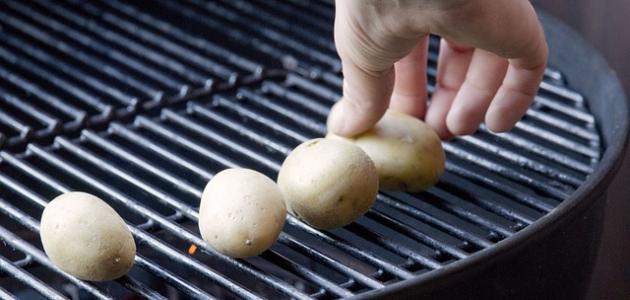 صورة طريقة شوي البطاطس على الفحم