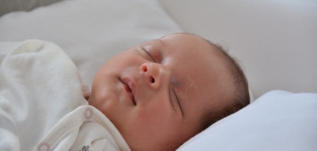 صورة طريقة النوم الصحيحة للطفل الرضيع