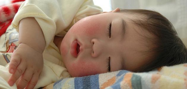 صورة كيفية نوم الطفل الرضيع