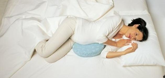 صورة طريقة نوم الحامل في الشهر الرابع