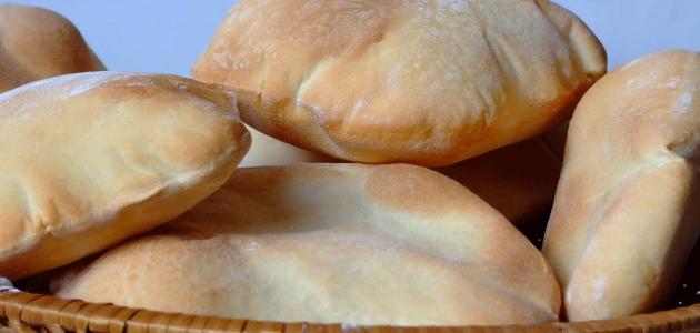 صورة عمل الخبز العربي