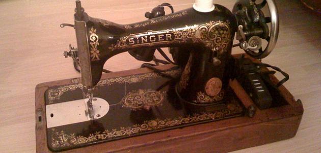 صورة أول من اخترع ماكينة الخياطة